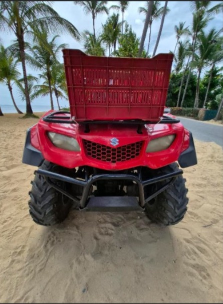 Quad Suzuki color rojo